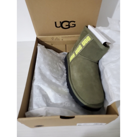 ❗️SOLD❗️Do not buy❗️UGG Australia Classic Mini Logo Sheepskin Boots - Picture 4 of 14